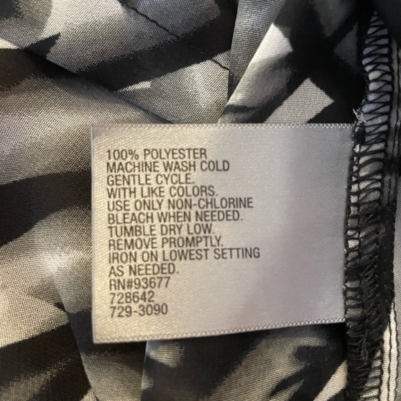 NWT Worthington Woman’s black and white abstract cap sleeve blouse size PL - Picture 7 of 8